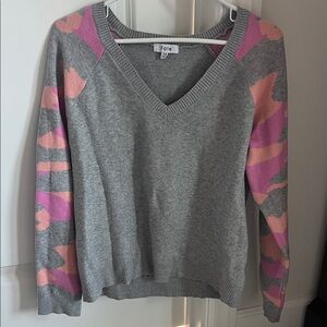 Fate V-Neck Sweater in Gray and Pink